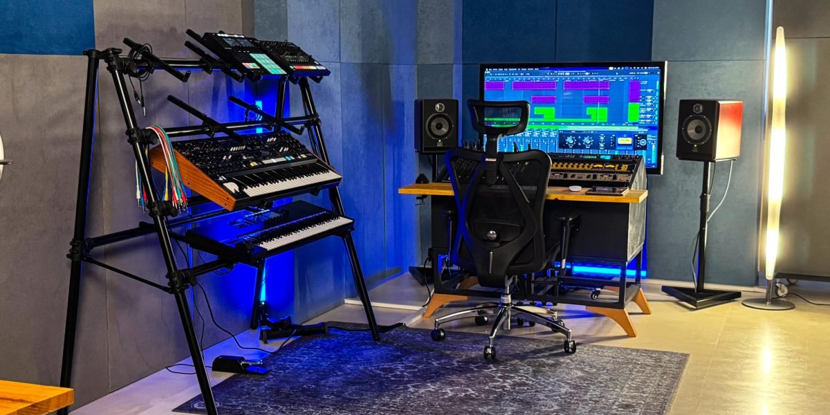 Control room del estudio de grabación MB Records en Sotogrande, Campo de Gibraltar. Mesa de mezclas SSL, sintetizador Moog.